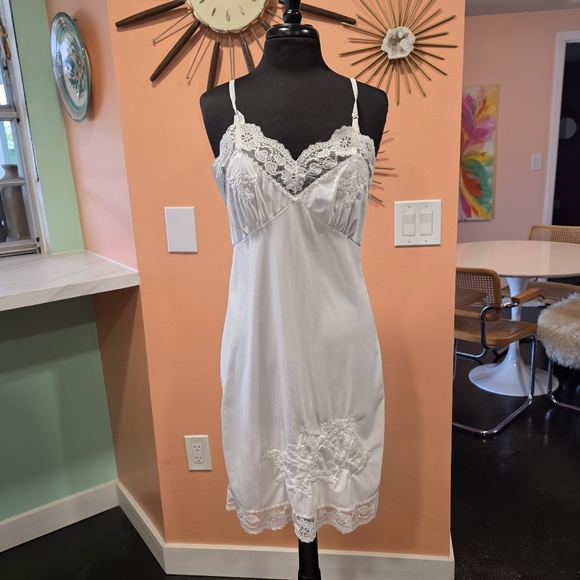 Vintage 80s Slip 38 Isis Cream Lace Chemise Feminine Lace Satin Coquette - Picture 2 of 16